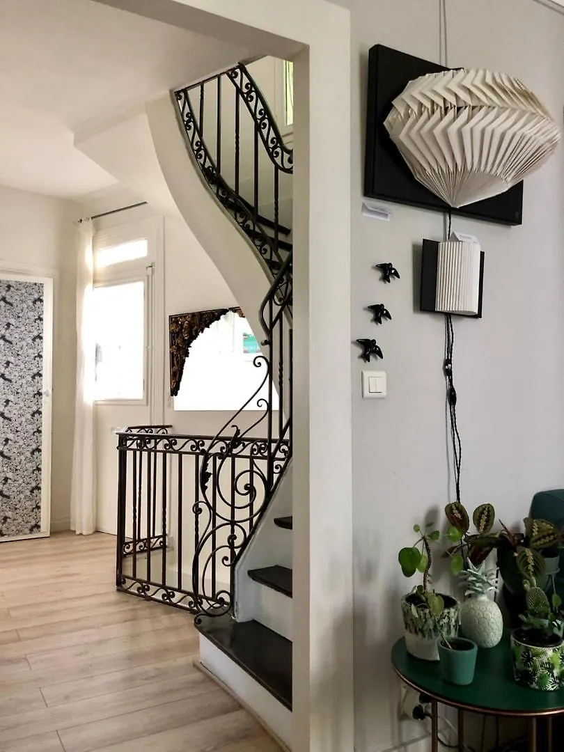 Gasthof The Iris - Cosy Spacious House & Terrace Paris