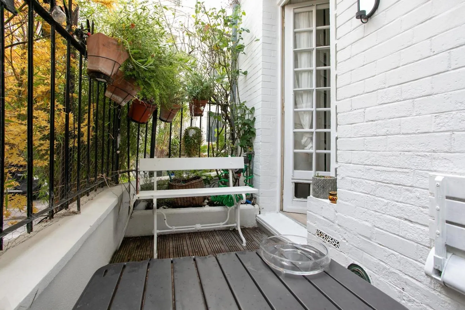 Gasthof The Iris - Cosy Spacious House & Terrace Paris