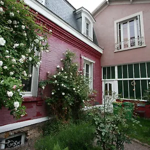 Couette-café La Maison Rouge, Paris