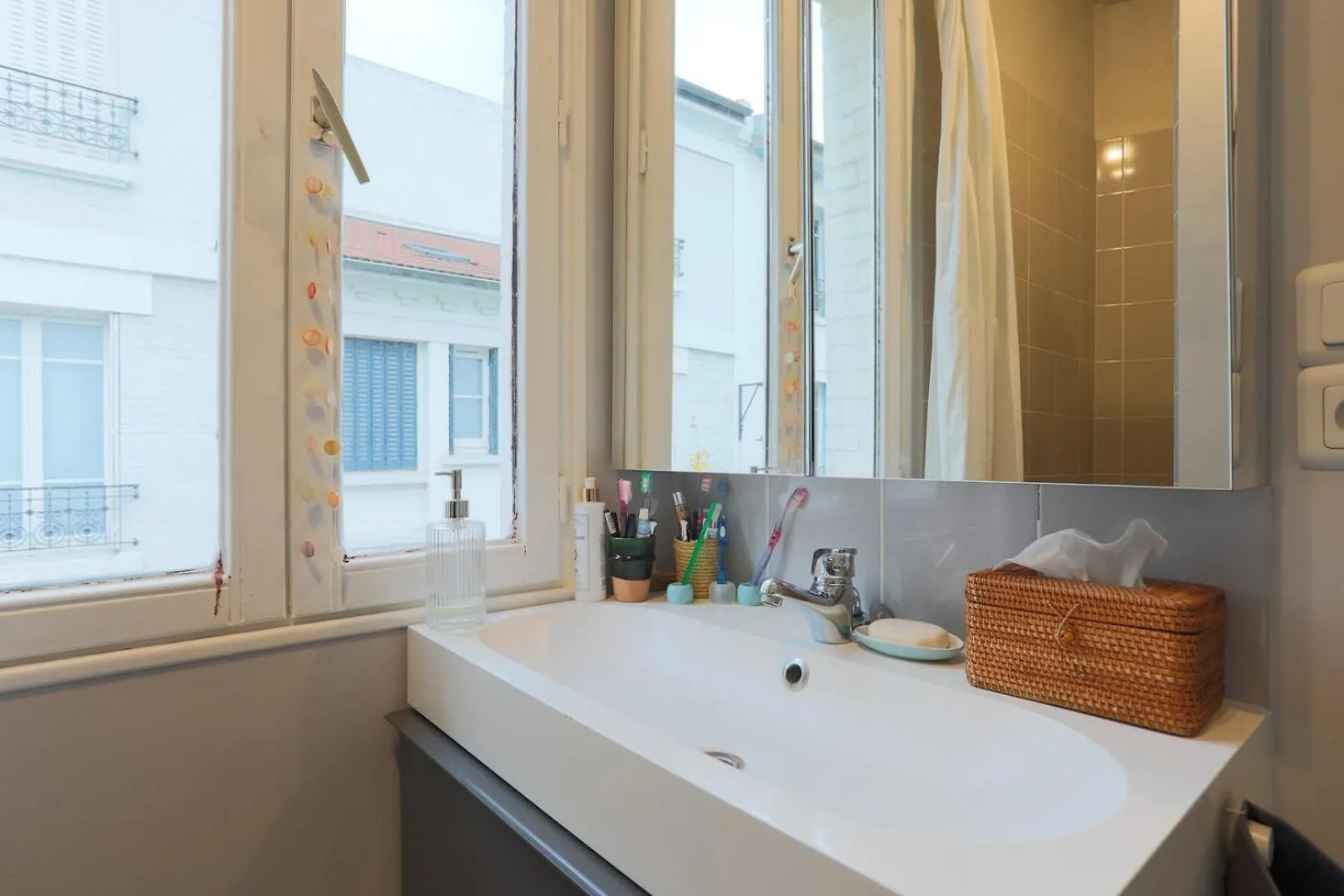 Guest house The Iris - Cosy Spacious House & Terrace Paris France